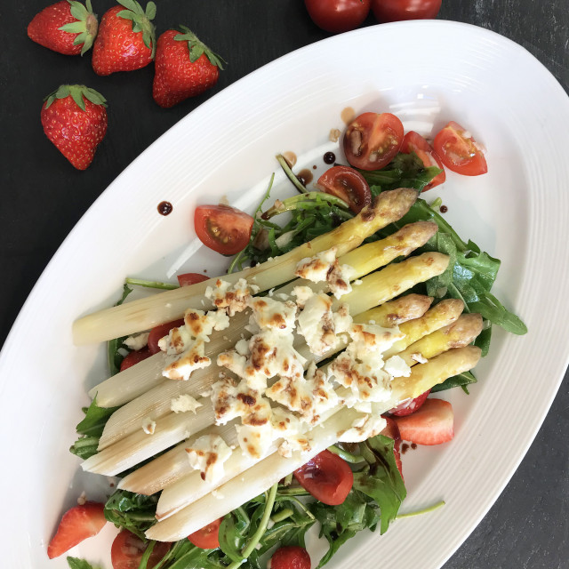 Mit Feta gratinierter Dagobertshäuser Stangenspargel