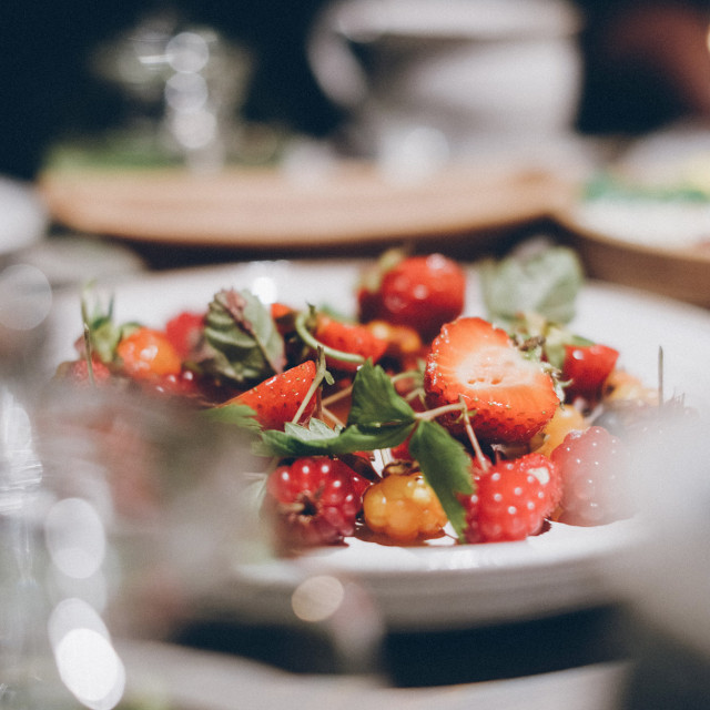 Erdbeersüppchen mit Erdbeerlimettensalat und Haferkeks